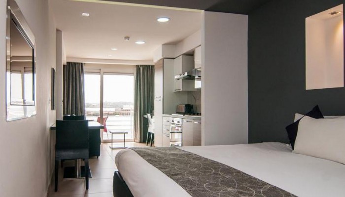 Pebbles Aparthotel poza 2